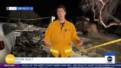 מעכטיגע פייערן אין קאליפארניע צווינגען מאסן עוואקואציעס, בשעת העליקאפטערס באקעמפן די שנעל-רוקנדיגע פלאמען וואס האבן געבושעוועט איבערנאכט.