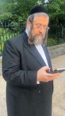 העסקן ר' נפתלי משה אינדיג רעדט צום קעמרע נאכן זיך טרעפן מיטן מעיאר