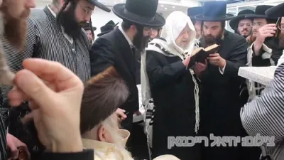 הרה"ק רבי יעקב מאיר שעכטער שליט"א ביי שמחת הברית לנכד כ"ק אדמו"ר מתולדות אברהם יצחק שליט"א 