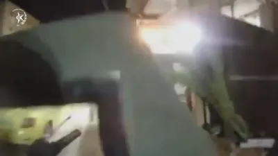 אין א דראמאטישע אפעראציע דורכאויס די נאכט אין קלקיליה, האבן די איזראעלי גרעניץ פאליציי כוחות ארעסטירט א פארדעכטיגטן וואס ווערט באשולדיגט אין האבן פארבינדונגען מיט די פאטאח גרופע.
