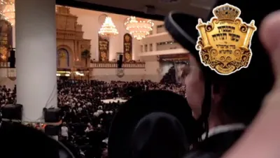 ווידיאוס פון די הכנסת ספר תורה יעצט ערב שבועות בחצר הקודש וויזניץ 