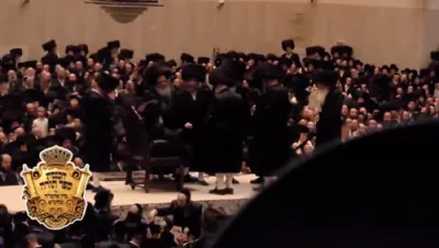 ווידיאוס פון די הכנסת ספר תורה יעצט ערב שבועות בחצר הקודש וויזניץ 