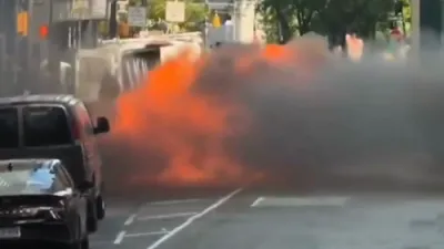  א קאר פייער האט יעצט אויסגעבראכן נעבן דעם באקאנטן "וואל סטריט בול" אין ניו יארק סיטי.
