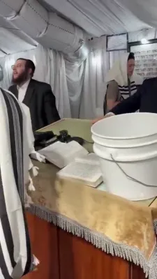 נעכטן ראש חודש סיון אפיעל אינעם 18 פארשעי שיהל אין מאנסי דורך די 2 חשוב'ע גבאים.