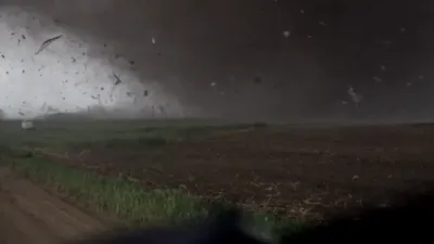 פרישע דראמאטישע ווידיאו כאפט אויף די שרעקליכע טארנעידא אין סעינט ליבארי, נעבראסקא, וויאזוי עס לייגט חרוב הייזער, נאכגעפאלגט מיט זוכערייען און רעטונג אקציעס. און עס ווערט נישט באריכטעט קיין שום פאטאליטעטן אדער פארוואונדעטע.