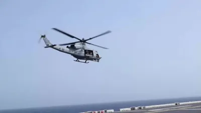 אמעריקאנער מארין זעלנער שטורעמען און פארכאפן אן איראנער אויל-שיף אינעם גאלף אוו אומאן.