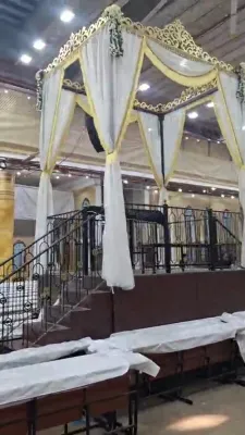 די בימה דעם שבועות בחצר הקודש קארלין