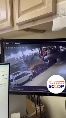  א גרופע מענטשן קריכן ארויס פון א מענהאול אויף מעקדאנעלד עוועניו אין ברוקלין, נאכדעם וואס זיי האבן זיך אויפגעהאלטן אונטער דער ערד פאר א לענגערע צייט