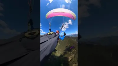 פאראשוטצ פליער האט איבערגעלעבט א שוידערליכע צוזאמענשטויס הויך אין די לופטן נאכדעם וואס א קליינע פליגער האט אריינגעקראכט אין זיין פליגל.