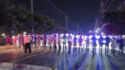נעכטן נאכט האט די ניו דזשערסי סטעיט פאליציי, אויסגעשטאט מיט שילדן, אנגעהויבן מארשירן פאראויס קעגן די אנטי-ICE פארזאמלטע.