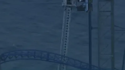 אכט ראולער קאוסטער רייזנדע הענגן פון א בריק נאך א עקסידענט אין טעקסאס 