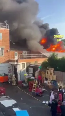א מעכטיגע פייער האט אויסגעבראכן אינעם גרעסטן כשר'ן סופערמארקעט אין גאנץ אייראפע, וואס געפינט זיך אין הארץ פונעם היימישן לאנדאן.