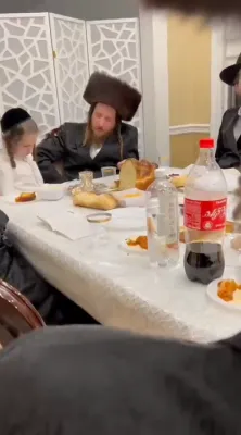 דער נייער לעלובער רבי, הגה"צ רבי יעקב דוד שליט"א, האט נעכטן נאכט זיך באטייליגט ביי א סעודת מלוה מלכה, דאס איז זיין ערשטע באזוך אין אמעריקע זינט'ן איבערנעמען די כתר הרבנות