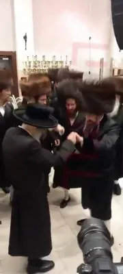 הרה"צ רבי אלימלך בידערמאן שליט"א באטייליגט בשמחת החתונה לבן אב"ד חיי נפש