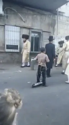 כ"ק אדמו"ר מתולדות אברהם יצחק שליט"א אויפן וועג צום חופה פון א אייניקל, די צווייטע פון א דרילינג - די שמחת החתונה קומט פאר היינט נאכט אין ביהמ"ד קארלין