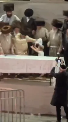 הערליכע ווידיאוס פון די הדלקה אין מירון יעצט מוצאי שבת דורך כ"ק אדמו"ר מלעלוב שליט"א 