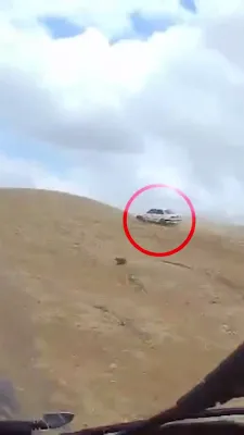 די פאליציי אין מדינת ישראל יאגט נאך פארדעכטיגטער אין א רויבעריי אויף א פוד דעליווערי, נאך א טשעיס אינעם מדבר אין באר שבע.