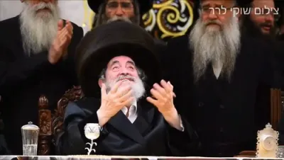 לענגערע ווידיאוס פון די הכנסת ספר תורה בחצר הקודש וויזניץ דעם ערב שבועות 
