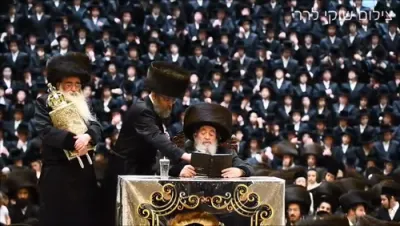 לענגערע ווידיאוס פון די הכנסת ספר תורה בחצר הקודש וויזניץ דעם ערב שבועות 