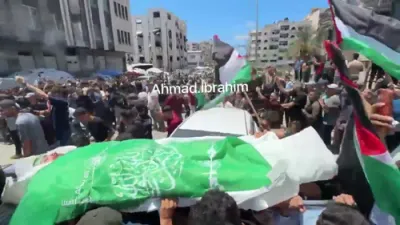 עזה: מאסן מענטשן פארזאמלט ביי די לוי' נאכדעם וואס א מדינת ישראל אטאקע האט אומגעברענגט א הויכראנגיגן מיליטערישן פירער פון חאמאס.