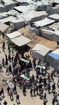 עזה: מאסן מענטשן פארזאמלט ביי די לוי' נאכדעם וואס א מדינת ישראל אטאקע האט אומגעברענגט א הויכראנגיגן מיליטערישן פירער פון חאמאס.