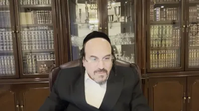 א הערליכע מעשה "עשירות, ארימקייט און ישועה: דער באהאלטענער פלאן פון הרה"ק רבי מאיר מפרמישלאן זי"ע" - דורך הרב אליהו שווארץ ביים שיעור עמוד היומי 'דרשו' מסכת יומא דף יח