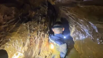 העלדישע רעטונגס לייט שטעלן איין דאס לעבן אין א סכנה צו ראטעווען זיבן דארפסלייט וואס זענען פארהאנקעט אין א געפערליכע הייל אין לאאס וואס איז פארפלייצט געווארן מיט וואסער.