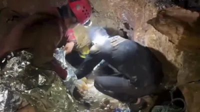 אין לעאוס שלעפט מען ארויס באהאלטענע אין א הייל נאך א פארפלייצונג