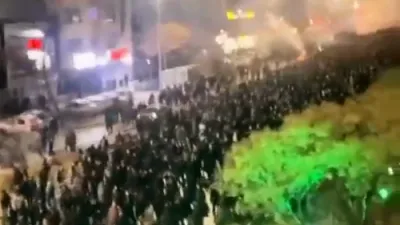 דער איראנער רעזשים געפינט זיך אונטער א גאר שטארקע דרוק וואס ווערט נאר גרעסער, נאך די פילע באריכטן איבער ריזיגע פראטעסטן קעגן די רעגירונג וואס קומען פאר איבערן גאנצן לאנד.