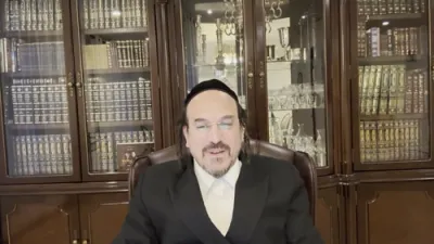 א הערליכע מעשה "דער פרעזידענט האט זיך געבויגן פארן כבוד התורה פון הגר"מ אליהו זצ"ל" - דורך הרב אליהו שווארץ ביים שיעור עמוד היומי 'דרשו' מסכת יומא דף טו