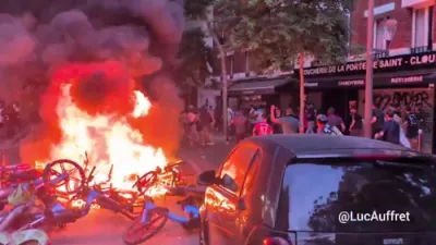שוידערליכע געוואלדטאטן האבן אויסגעבראכן ווען די 'פענס' האבן געפייערט דעם 'טשעמפיאנס ליג' געווינס: פייערן האבן געבושעוועט און די פאליציי האט זיך געשלאגן מיט ווילדע כוליגאנען.