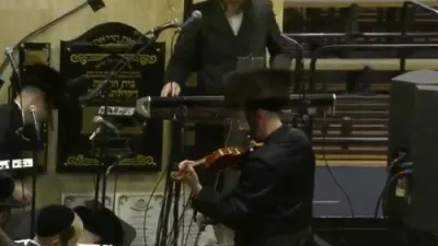 לענגערע ווידיאו: קבלת פנים און חופה נעכטן בחצר הקודש באבוב 