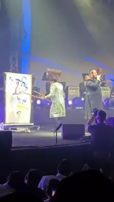 ליפא שמעלצער מאכט חרוב א נייע שטריימל ביי א קאנצערט אין בניני האומה...