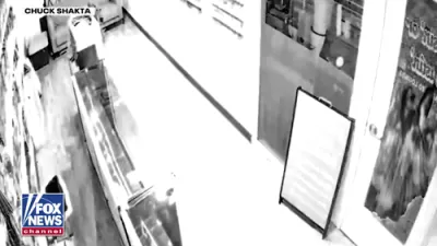 סעקיוריטי קאמערעס צייגן ווי א פארדעכטיגטער בארויבט זיבן טויזנט דאלאר פון א געשעפט אין אריזאנע.