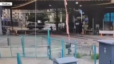 דרום קארעא: שוידערליכע טראגעדיע ווען א בריק איז צוזאמגעפאלן אינמיטן דעמאליציע ארבעט איבערלאזנדיג דריי טויטע