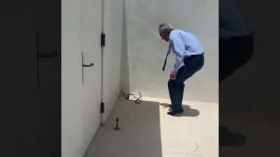 געזונטהייט סעקרעטאר קענעדי ווייזט ווי מעכטיג ער איז ביים שפילן מיט שלענג...