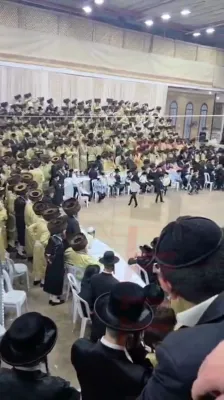 קורצע ווידיאו פון שמחת החתונה בחצר הקודש תולדות אברהם יצחק, אין ביהמ"ד קארלין