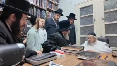 הגה"צ רבי חיים מאיר הגר בן כ"ק אדמו"ר מוויזניץ שליט"א ביי הגר"ד לאנדא שליט"א לרגל די בר מצוה פון א אייניקל 
