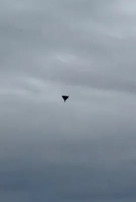 א מאכטפולע אויפרייס, פאראורזאכט דורך א רוסישע דראון אטאקע אין אוקריינא, האט פאסירט ממש עטליכע פוס אוועק פון א ציווילע אויטא.