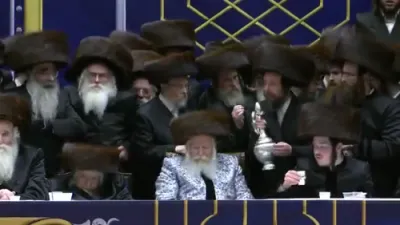 לענגערע ווידיאו: מצוה טאנץ פון כ"ק אדמו"ר מבאבוב שליט"א ביים חתונה פון א אייניקל 