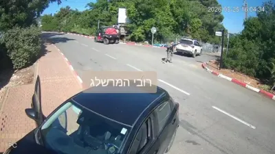 זיכערהייט וועכטער אין מדינת ישראל ספראווען זיך מיט די אויפרייס דראונס פון חיזבאללה.