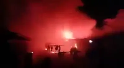 זעכצן מיידלעך זענען אומגעקומען אין א פייער אין א דארמיטארי אין קעניא בשעת זיי האבן געשלאפן.