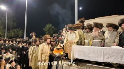  פולע גאלעריע: שבת בהעלותך אין מירון בראשות כ"ק אדמו"ר מלעלוב שליט"א