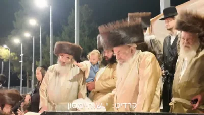  פולע גאלעריע: שבת בהעלותך אין מירון בראשות כ"ק אדמו"ר מלעלוב שליט"א