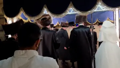 הרה"צ רבי אהרן מרדכי רוקח שליט"א מבעלזא איז מסדר קידושין ביי שמחת החתונה אצל מחותנו הרה"ג ר' ברוך זאב פעדער שליט"א דומ"ץ בעלזא בשכונת גבעת זאב, ומחותנו הרה"ג ר' אברהם יעקב שארף שליט"א,