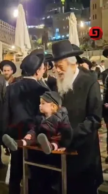 הגאון רבי צבי קולשעבסקי שליט"א וואס האט געבוירן די ערשטע קינד ביי 88 יאר אלט, מאכט חאלאקע פארן קינד ביים כותל המערבי 