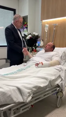 דער אויסטראלישער פרעמיער מיניסטער ענטאני אלבאניזי לויבט אויס דעם העלד אכמעד נאך די אטאקע ביי באנדיי ביעטש.