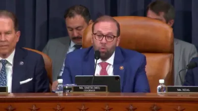 טרעזשורי סעקרעטאר סקאט בעסענט באשטעטיגט אז די מערהייט פון די טעקס קאטס האבן געהאלפן די ארבעטער פאמיליעס