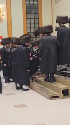 א חתונה בחצר הקודש סקווירא אינמיטן די שבעה ע"פ הרבנית מראחמסטריווקא ע"ה