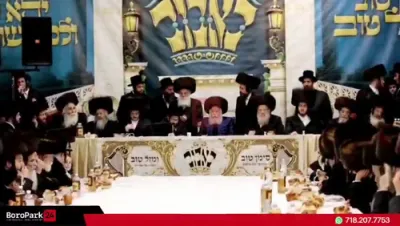 כ"ק אדמו"ר מסקולען שליט"א זינגט ביי שבע ברכות בחצר הקודש באבוב